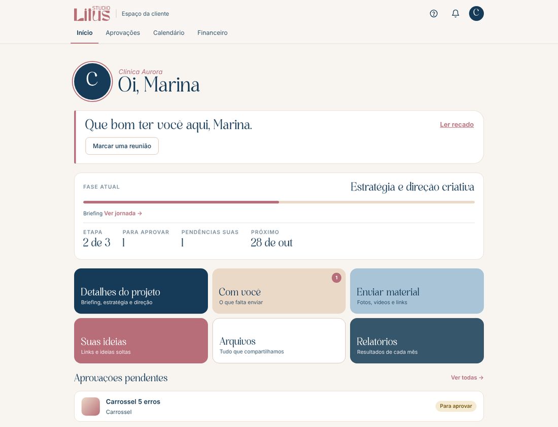 Tela inicial do espaço da cliente: saudação, fase atual do projeto, atalhos para projeto, pendências, envio de material e aprovações pendentes.